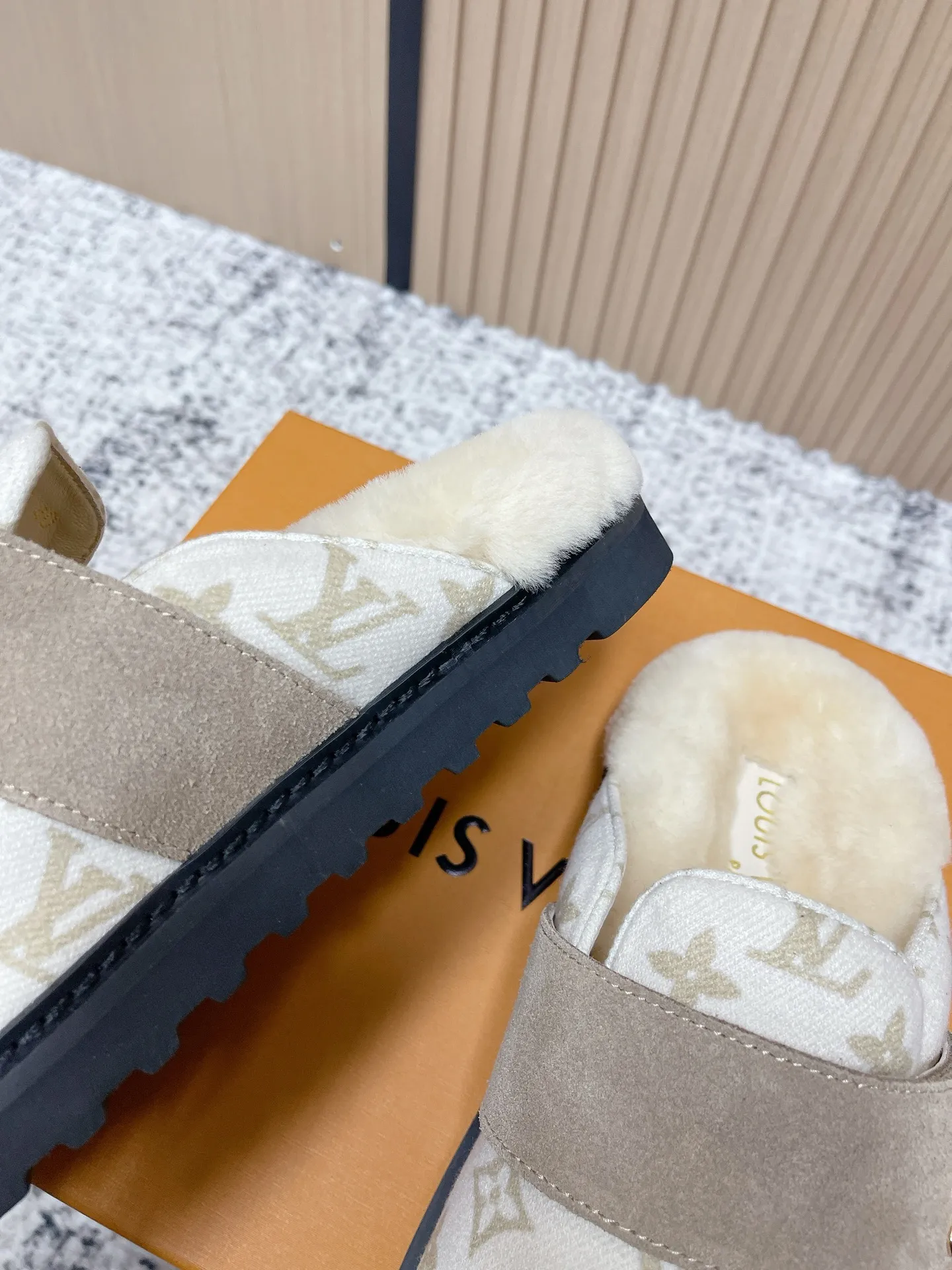[L Home] P: 500💰 Size: 35-46 (female 40.41, male 45 46 custom-made) Top version Louis vuitton Lv top version LV couple's wool slippers New couple's Birkenstock slippers Cute and loveable, the foot feel is not too good Simple and high-end Sling-hee design Ready to wear and go Good news for lazy people Upper imported cowhide/imported old floral cloth Original hardware buckle, original molded high-density foam outsole Fabric: Yangjing/classic jacquard fabric Lining: imported wool lining Sole: original foam combination sole